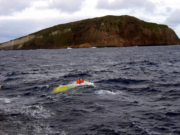 Pisces V surfaces after a dive in front of Macauley Island.