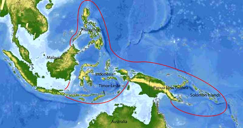 Peta yang menunjukkan wilayah Segitiga terumbu Karang—ekosistem laut yang paling beragam dan secara hayati paling rumit di planet ini. Segitiga Karang mencakup luas 5,7 juta km2, dan menandingi kekayaan dan keragaman spesies hutan tropis Amazon. Meskipun banyak keanekaragaman dalam Segitiga Terumbu Karang sudah dikenal, sebagian besar masih belum diketahui dan belum didokumentasikan.