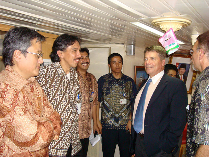 >Left to right: BRKP Chairman Gellwynn, BPPT Deputy Chairman Ridwan, BPPT Center for Marine Survey Director Yudi Anatasena, <em>Baruna Jaya IV</em> Expedition Coordinator Wahyu Pandoe, Ambassador Hume, and David McKinnie discuss INDEX SATAL 2010.