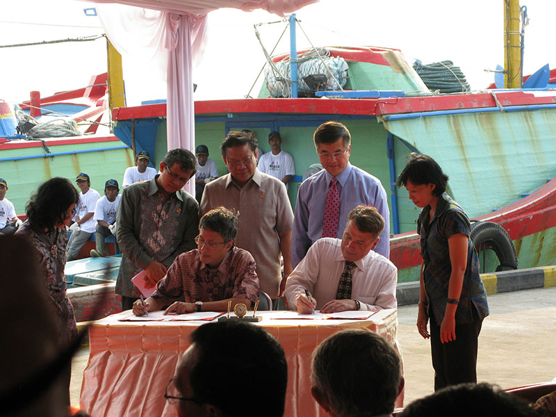 Secretary of Commerce Gary Locke witnesses the signing of the Indonesia-U.S. Ocean Exploration Implementing Arrangement by Ambassador Cameron Hume and Dr. Gellwynn Jusuf of the Indonesian Ministry of Marine Affairs and Fisheries.